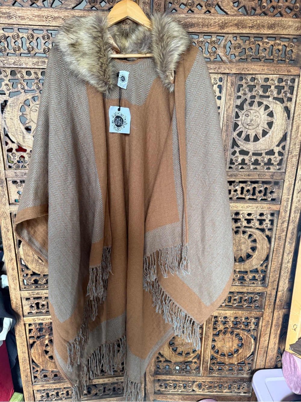 Cake & Roses Faux Fur Collar Herringbone Fringe Poncho Wrap Camel Gray OS